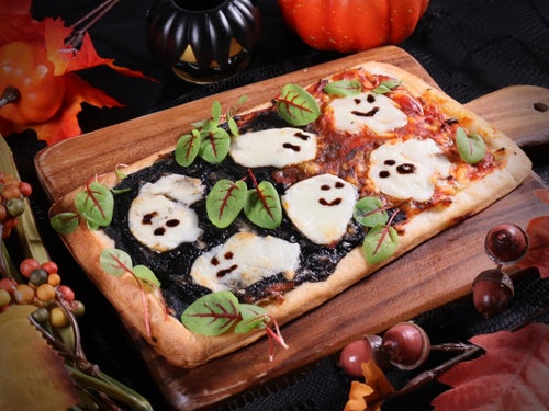 おばけチーズと赤黒ソースのピッツァ